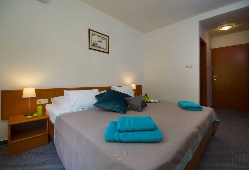 חדר משפחתי, Faraon