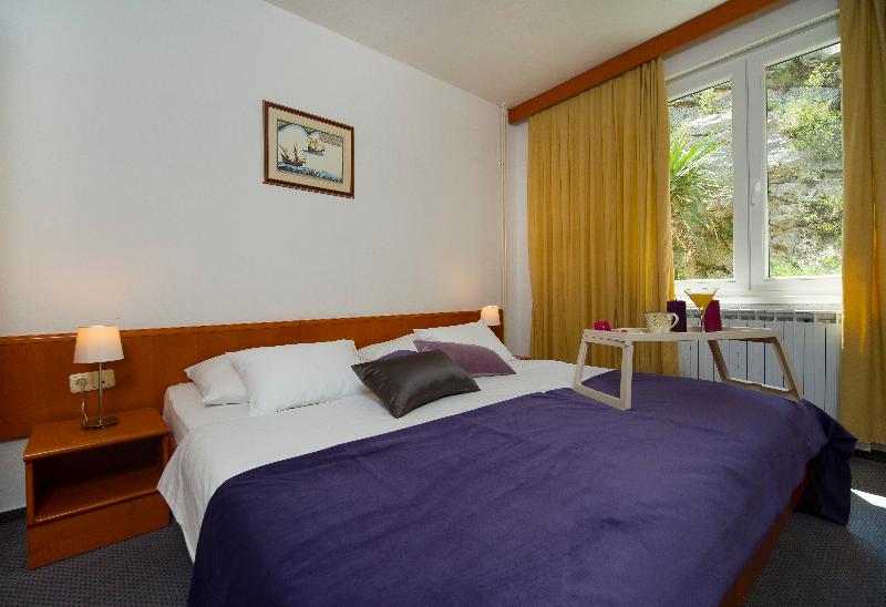 חדר משפחתי, Faraon