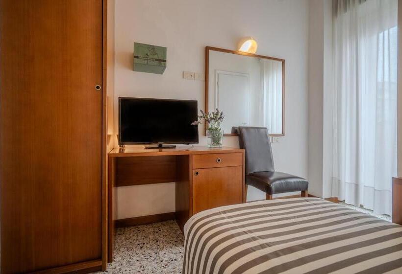 스탠다드 싱글 룸, Mia