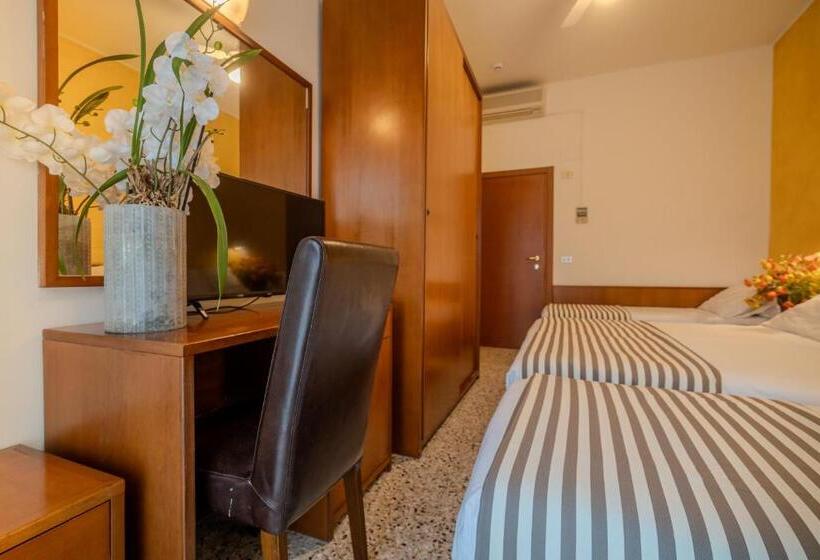 4인용 스탠다드 룸, Mia