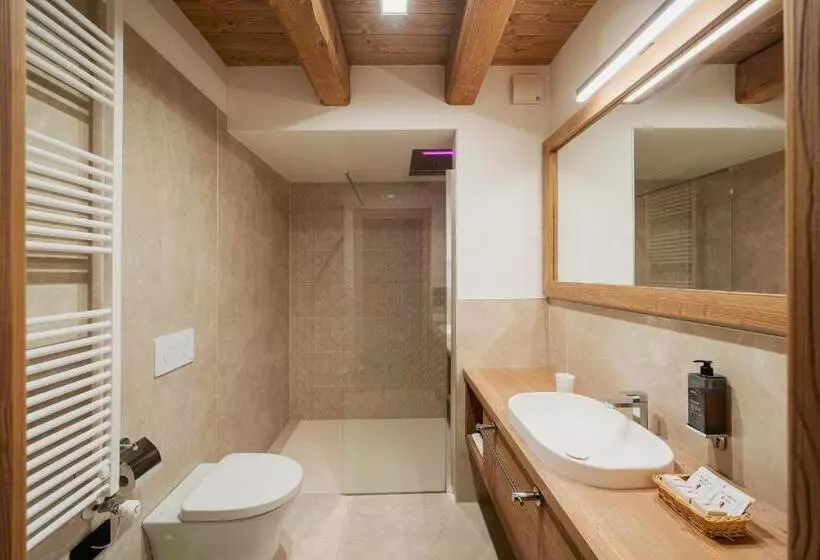 سوئیت رویال, Royal Hotel Cortina