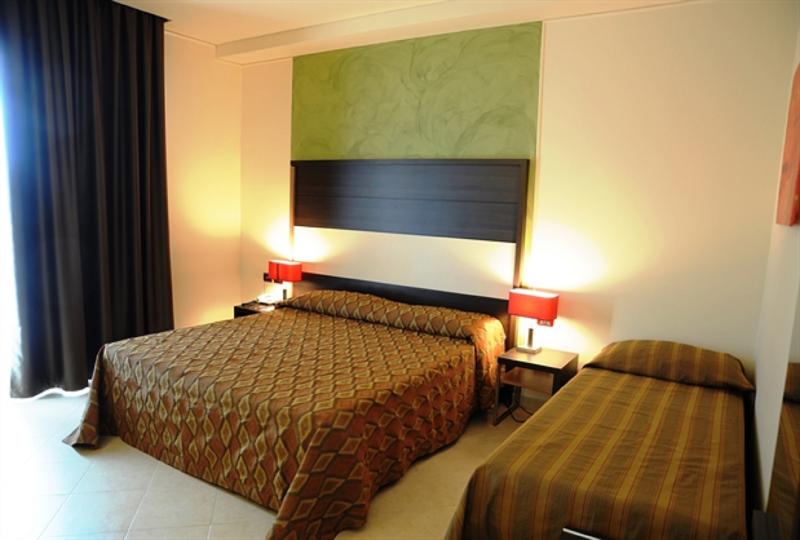 غرفة قياسية ثلاثية, Viola Palace