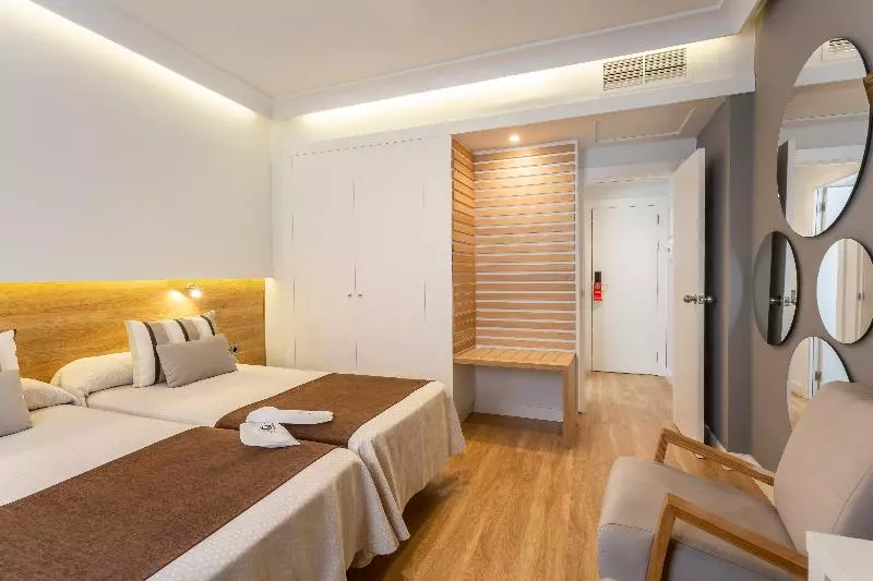 اتاق استاندارد چهار تخته, Viola Palace