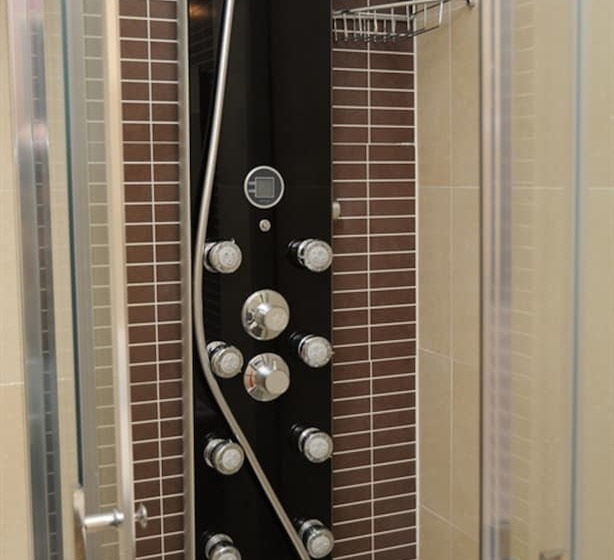 غرفة قياسية ثلاثية, Viola Palace