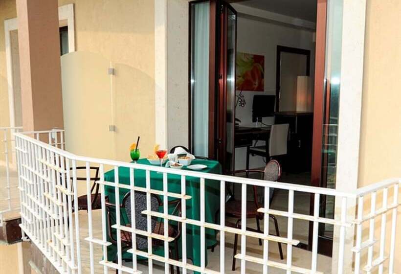 חדר סטנדרט לארבעה, Viola Palace