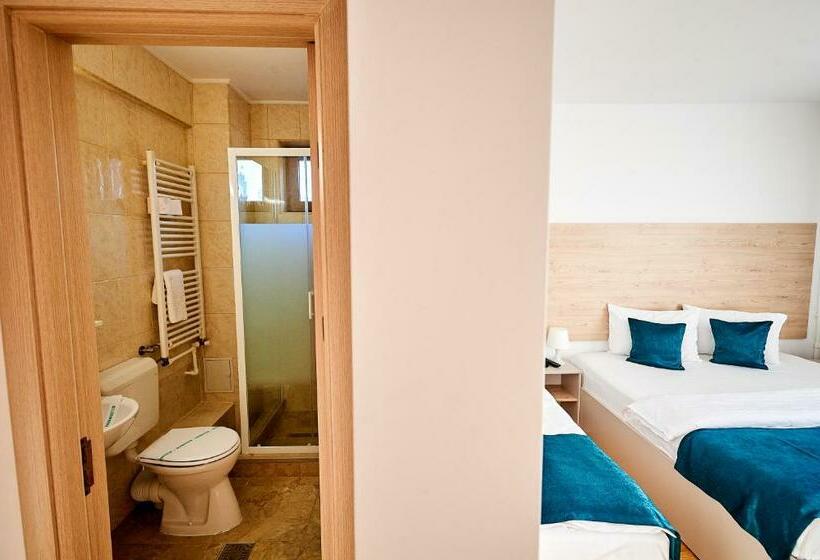 스탠다드 트리플 발코니 룸, Roxy & Maryo  Restaurant  Terasa  Loc De Joaca Pentru Copii  Parcare Gratuita