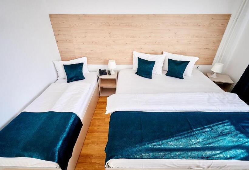 스탠다드 트리플 발코니 룸, Roxy & Maryo  Restaurant  Terasa  Loc De Joaca Pentru Copii  Parcare Gratuita