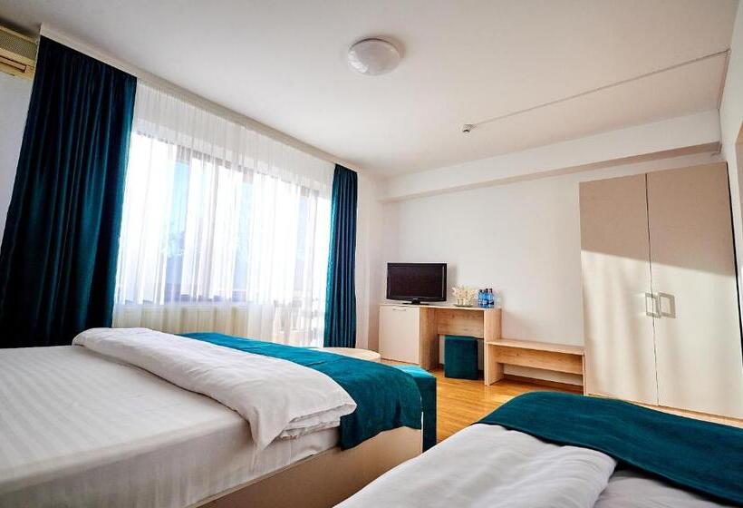 스탠다드 트리플 발코니 룸, Roxy & Maryo  Restaurant  Terasa  Loc De Joaca Pentru Copii  Parcare Gratuita