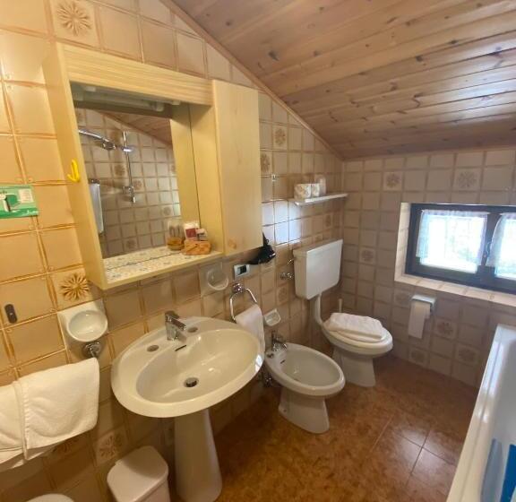 غرفة قياسية رباعية, Garni Al Barance