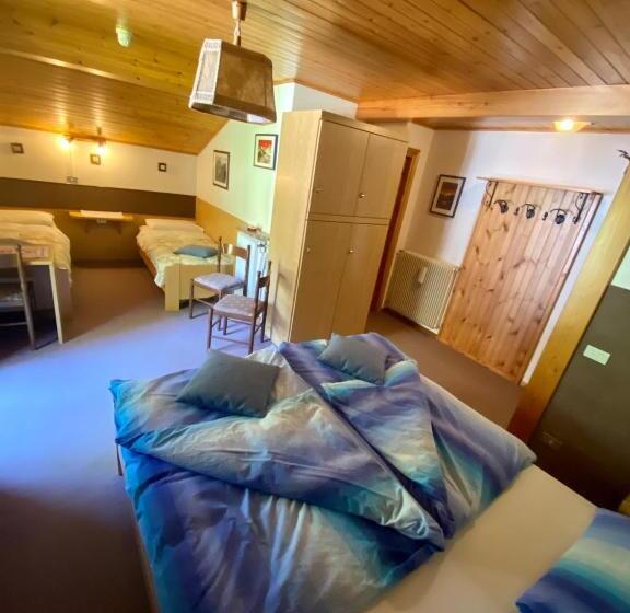 غرفة قياسية رباعية, Garni Al Barance