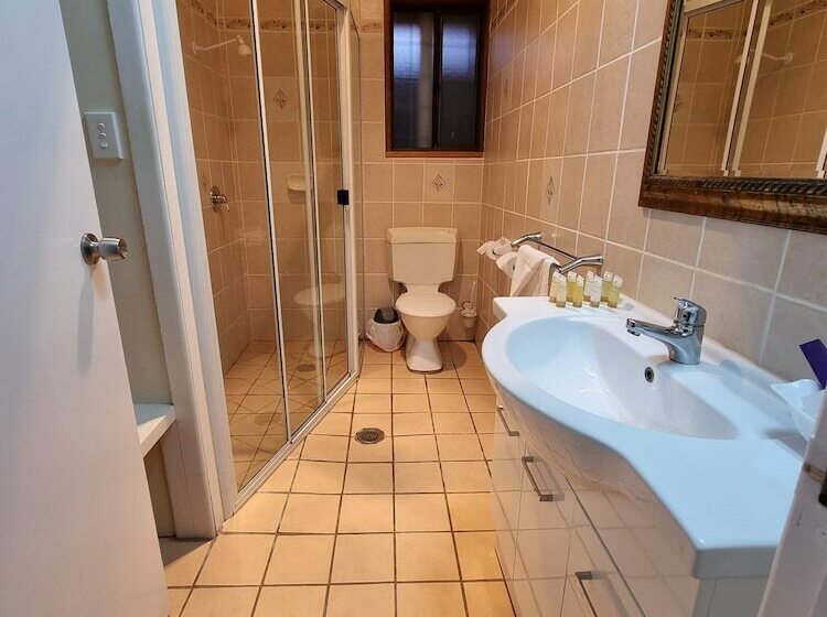 דירת חדר, Charlesworth On The Park