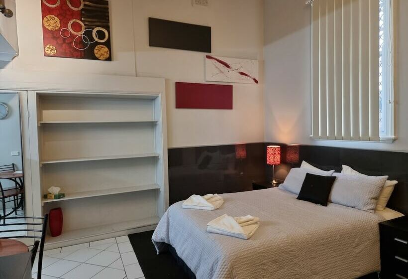 דירת חדר, Charlesworth On The Park