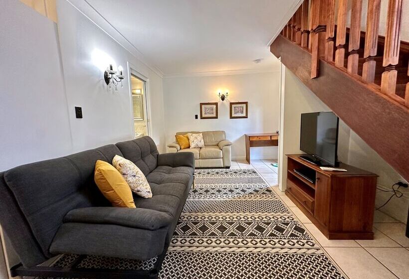 דירת חדר, Charlesworth On The Park