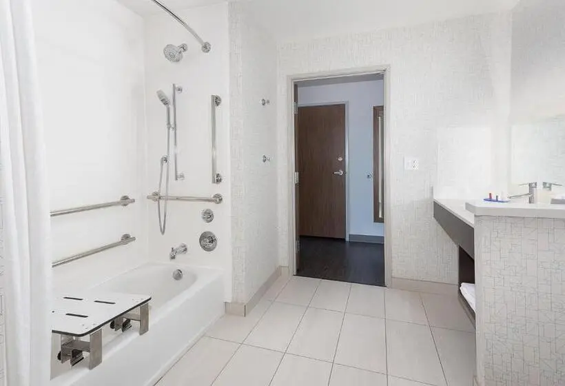 身障者適用キングサイズベッドルーム, Holiday Inn Express & Suites   Firestone   Longmont , An Ihg