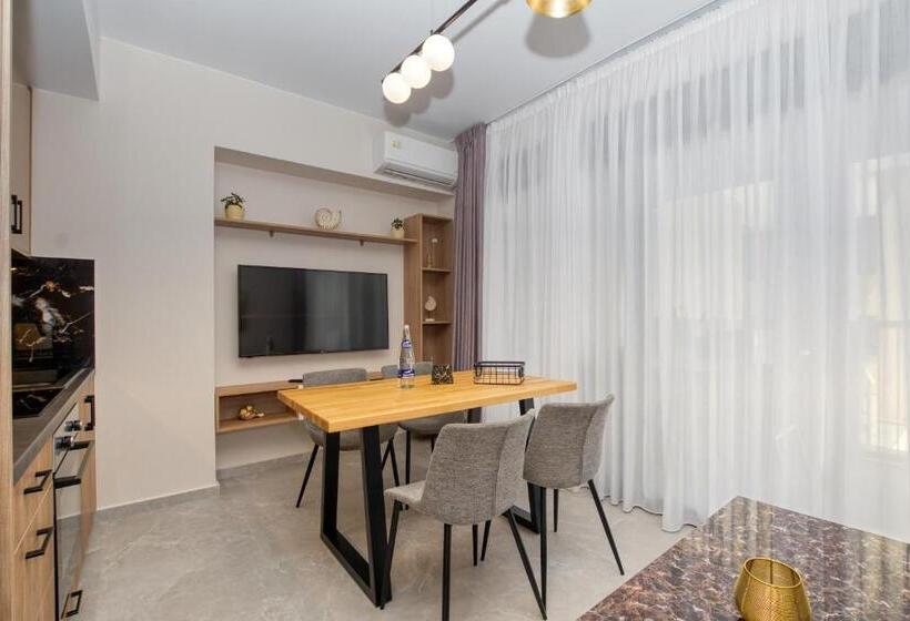 Superior suite with pool view, Sapphire Horizon Suites