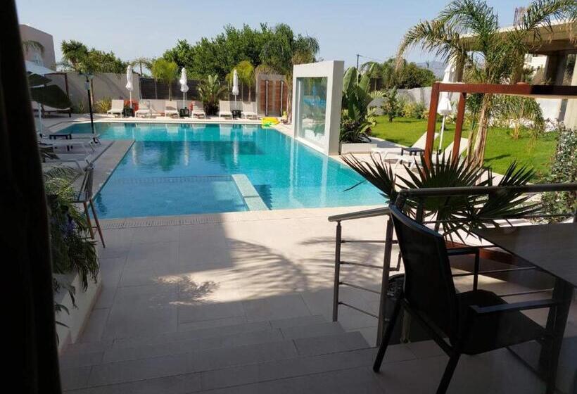 Superior suite with pool view, Sapphire Horizon Suites