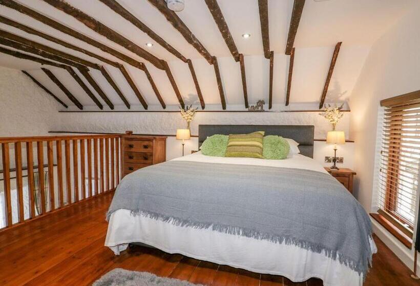 샬레, The Weary Friar Inn