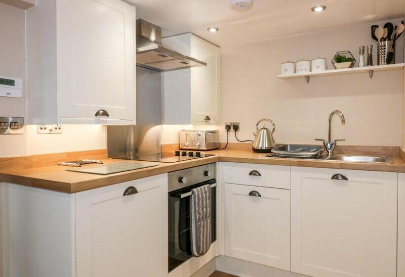 샬레, The Weary Friar Inn