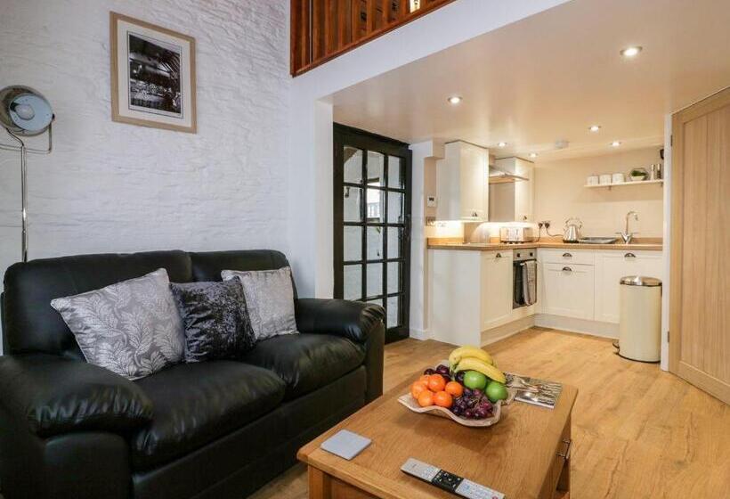 샬레, The Weary Friar Inn