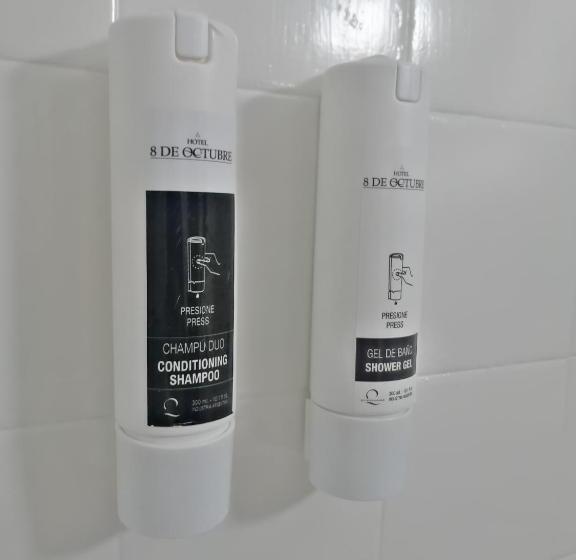 اتاق سوپریور, 8 De Octubre