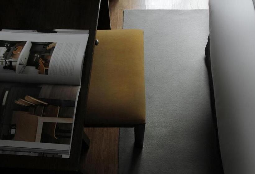 اتاق سوپریور, 8 De Octubre