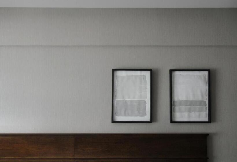 اتاق سوپریور, 8 De Octubre