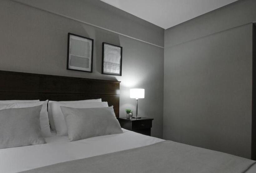 اتاق سوپریور, 8 De Octubre