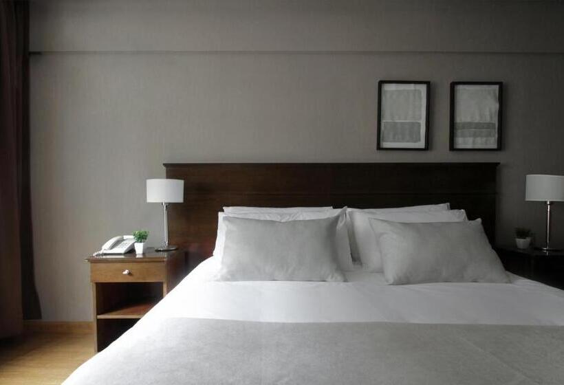 اتاق سوپریور, 8 De Octubre