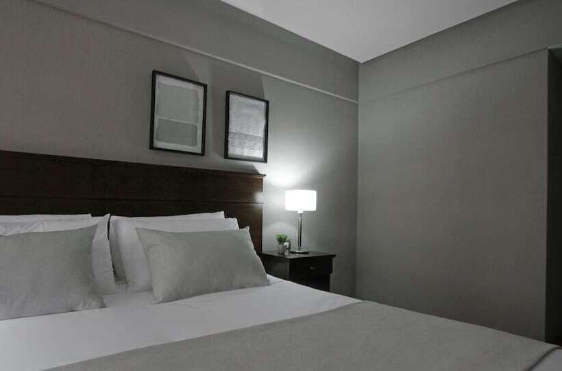 اتاق سوپریور, 8 De Octubre