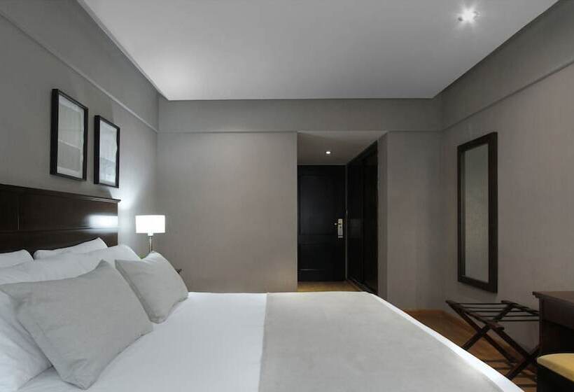 اتاق سوپریور, 8 De Octubre