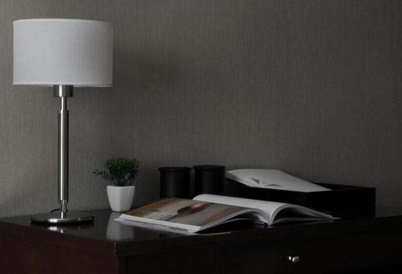 اتاق سوپریور, 8 De Octubre