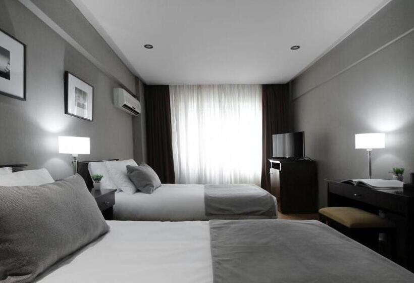 اتاق سوپریور, 8 De Octubre