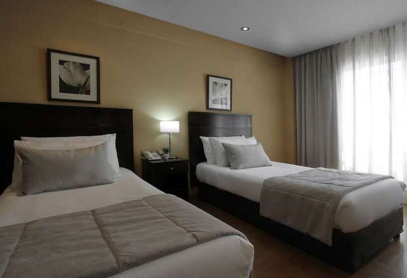 اتاق سوپریور, 8 De Octubre