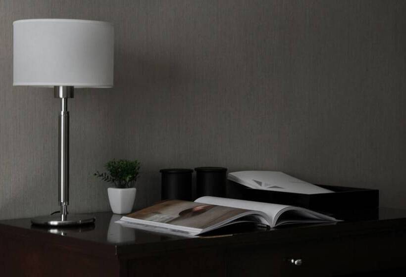 اتاق سوپریور, 8 De Octubre