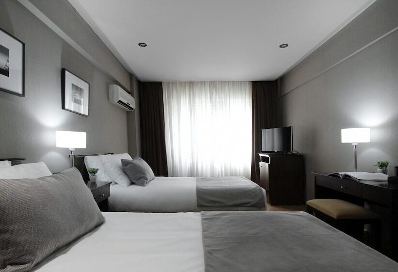 اتاق سوپریور, 8 De Octubre