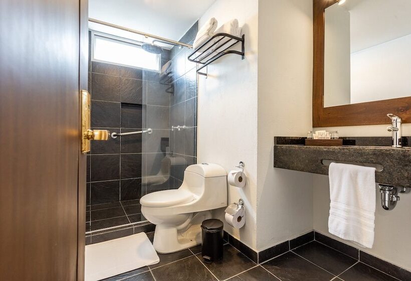 חדר סטנדרט לשלושה, Carretero