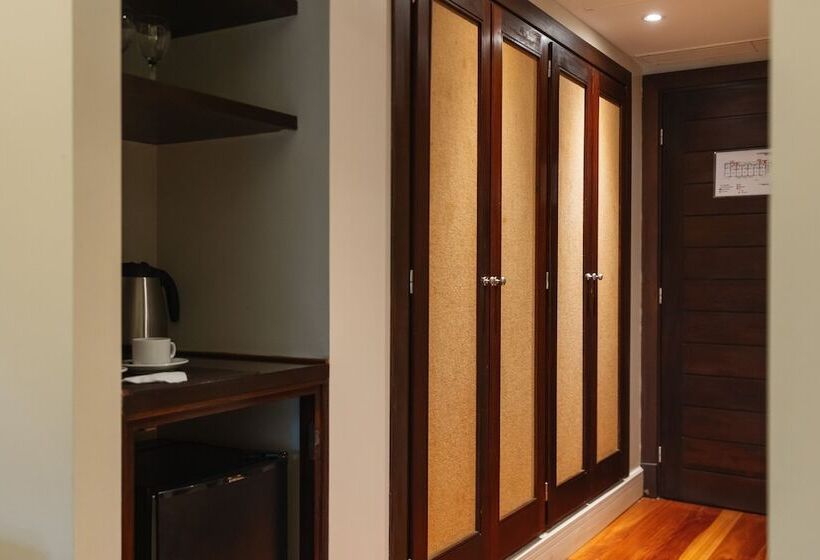 스탠다드 스튜디오, Loi Suites Iguazu