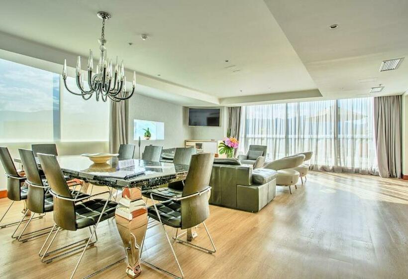 Президентский Люкс, San Fernando Plaza