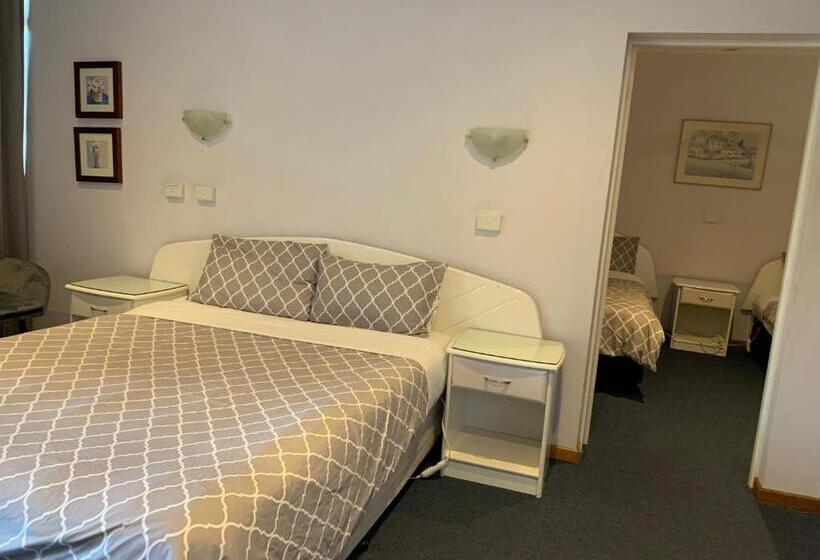 패밀리 룸, Casey On Princes Motel