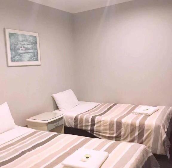 패밀리 룸, Casey On Princes Motel