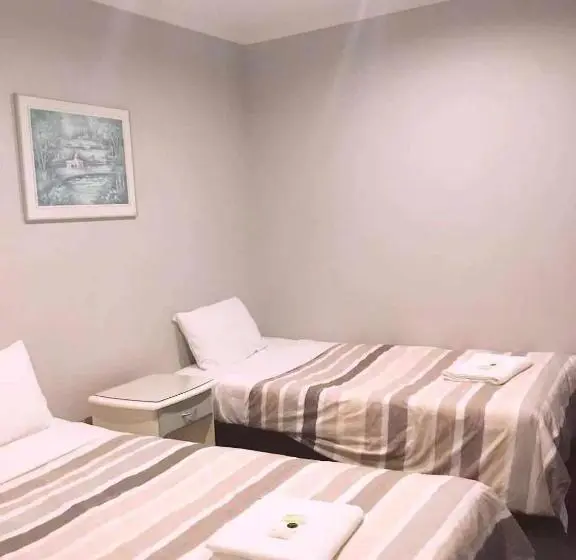 ファミリールーム, Casey On Princes Motel