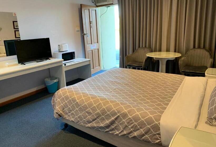 패밀리 룸, Casey On Princes Motel