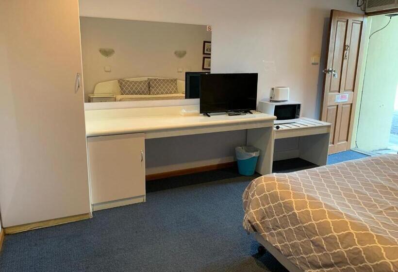 패밀리 룸, Casey On Princes Motel