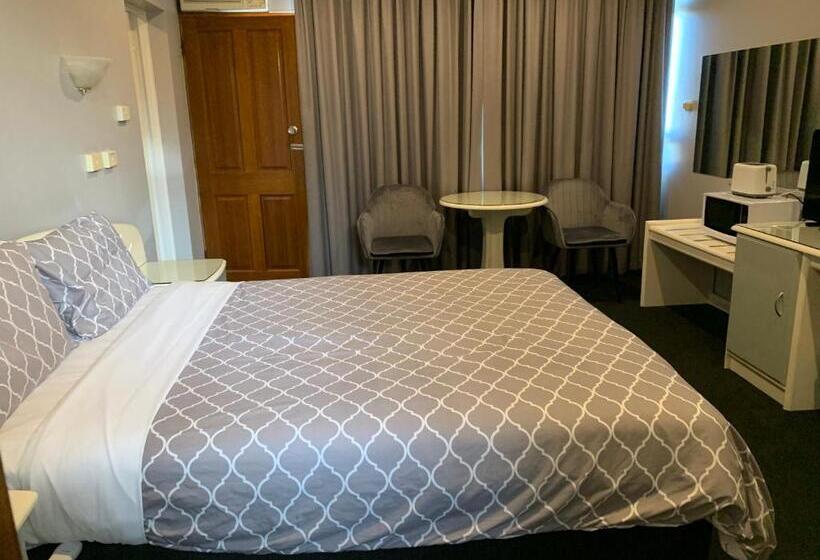 패밀리 룸, Casey On Princes Motel