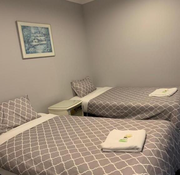 패밀리 룸, Casey On Princes Motel