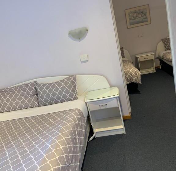 패밀리 룸, Casey On Princes Motel