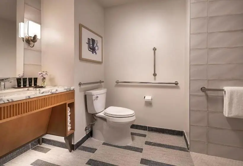 Standard Room King Bed Adapted for people with reduced mobility