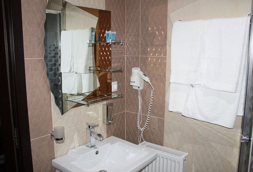 اتاق استاندارد سه نفره, Grand Palace