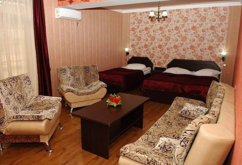 اتاق استاندارد سه نفره, Grand Palace