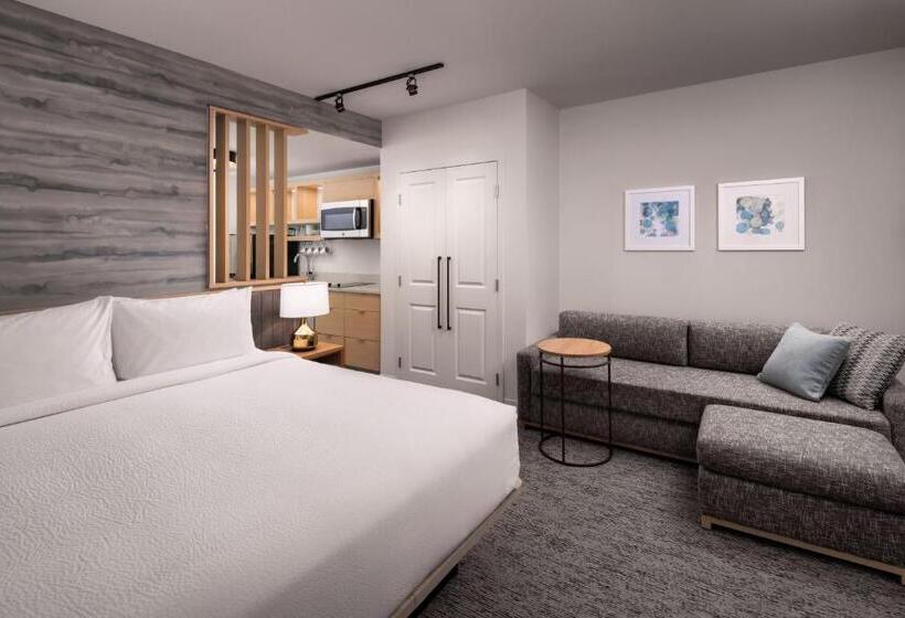 带大床的标准工作室, Towneplace Suites By Marriott West Kelowna